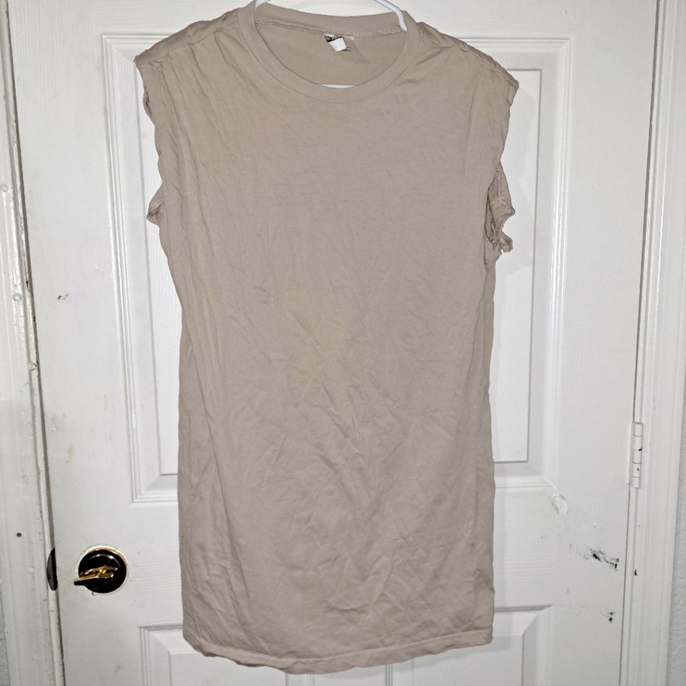 Sleeveless boyfriend tee